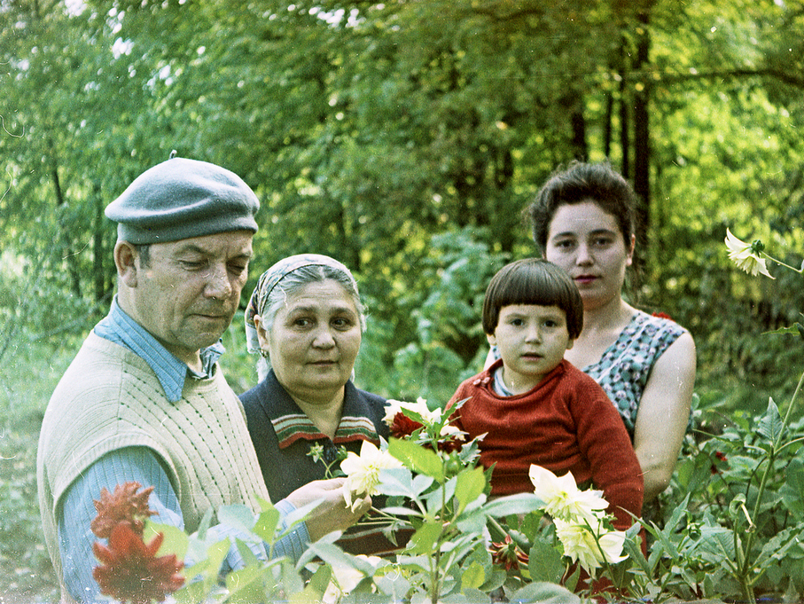 Писатель Гумер Баширов с семьей