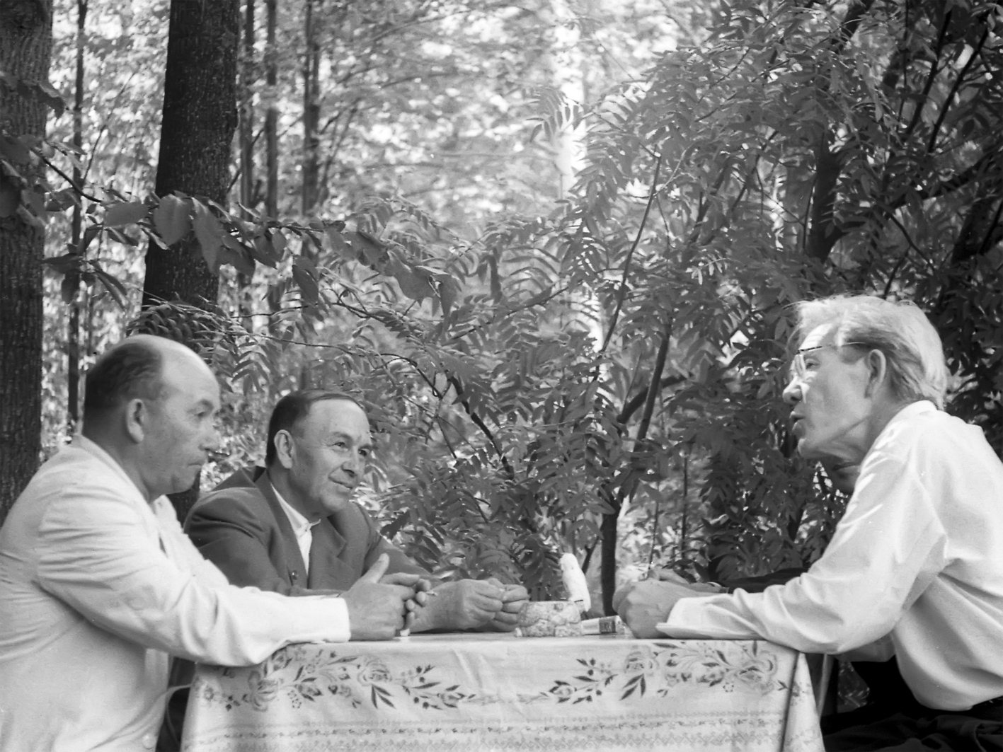 Беседа писателей за столом: Гумер Баширов, Сайфи Кудаш и  Хасан Туфан  