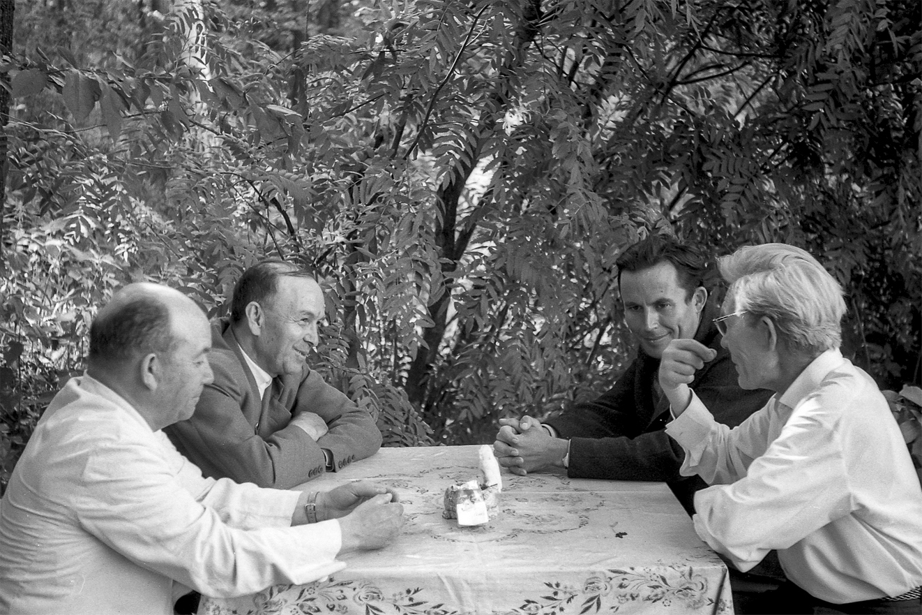 Беседа писателей за столом: Г.Баширов, С.Кудаш, М.Магдеев, Х.Туфан