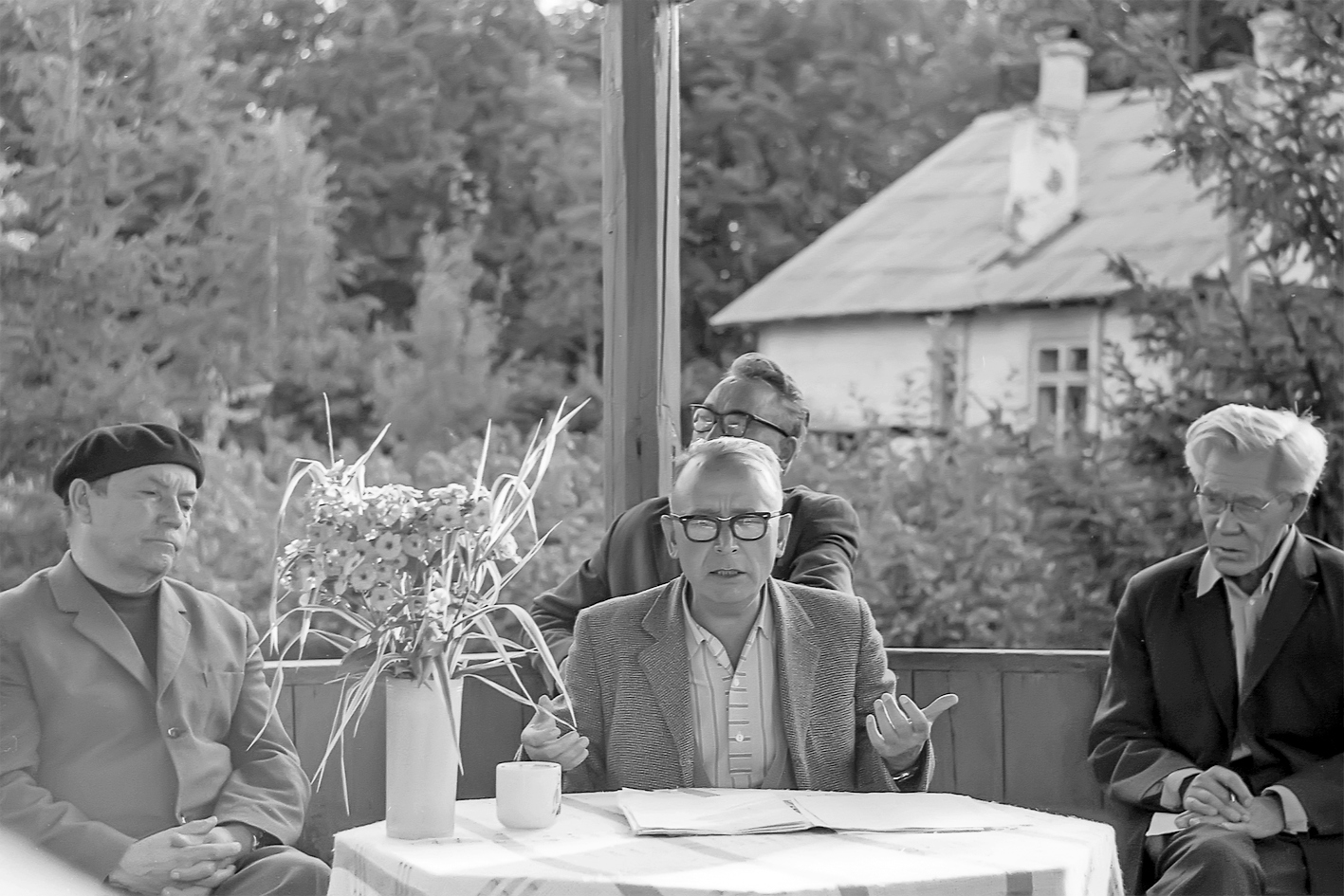 Татарские писатели и поэты во время литературной пятницы. 