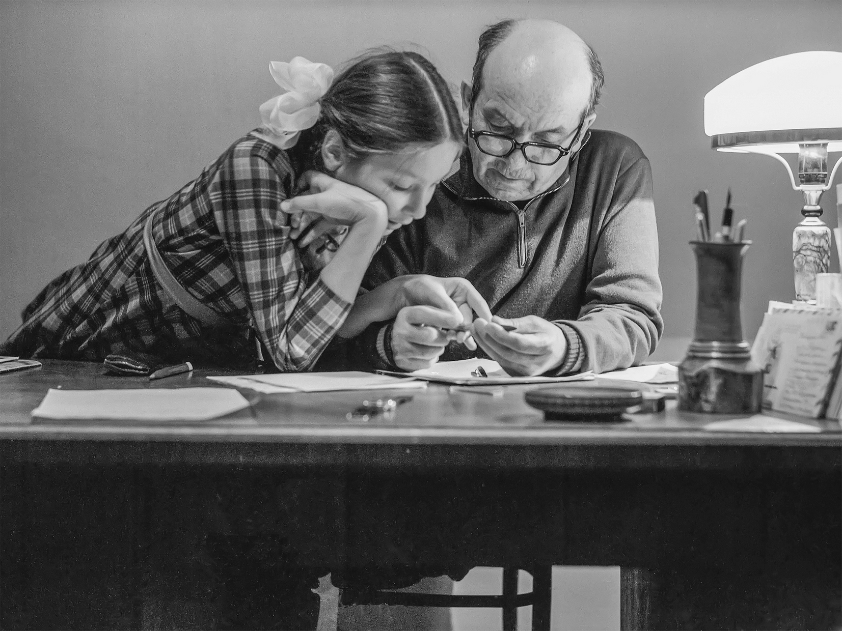 Гумер Баширов в рабочем кабинете с внучкой Наилей. 