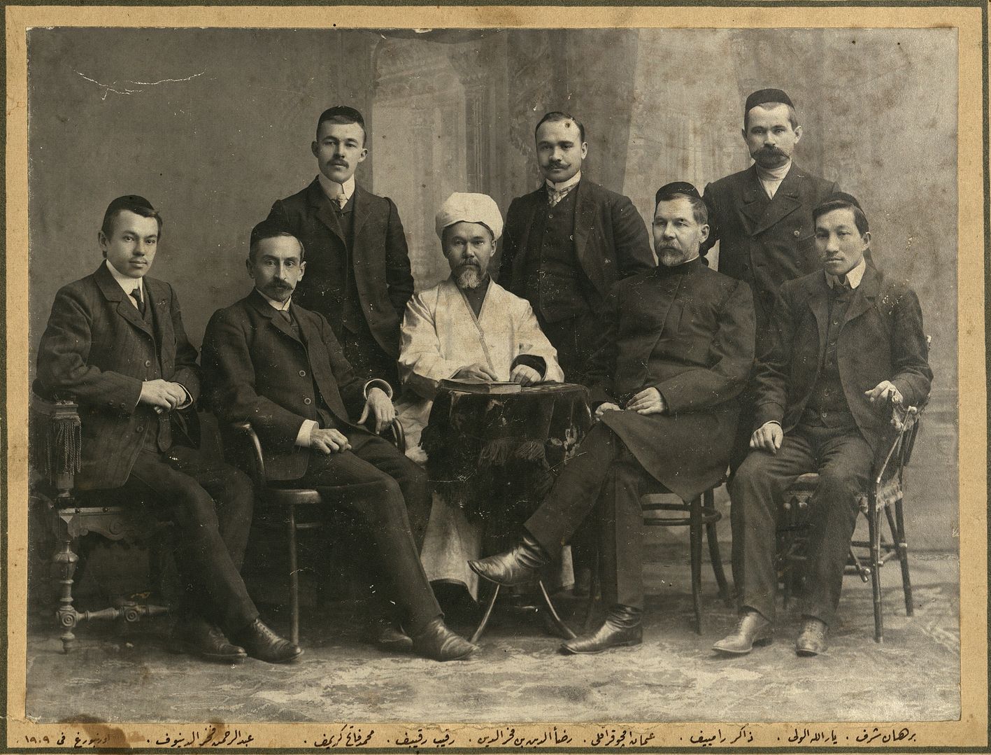 Групповой снимок сотрудников журнала "Шура" и газеты "Вакыт"