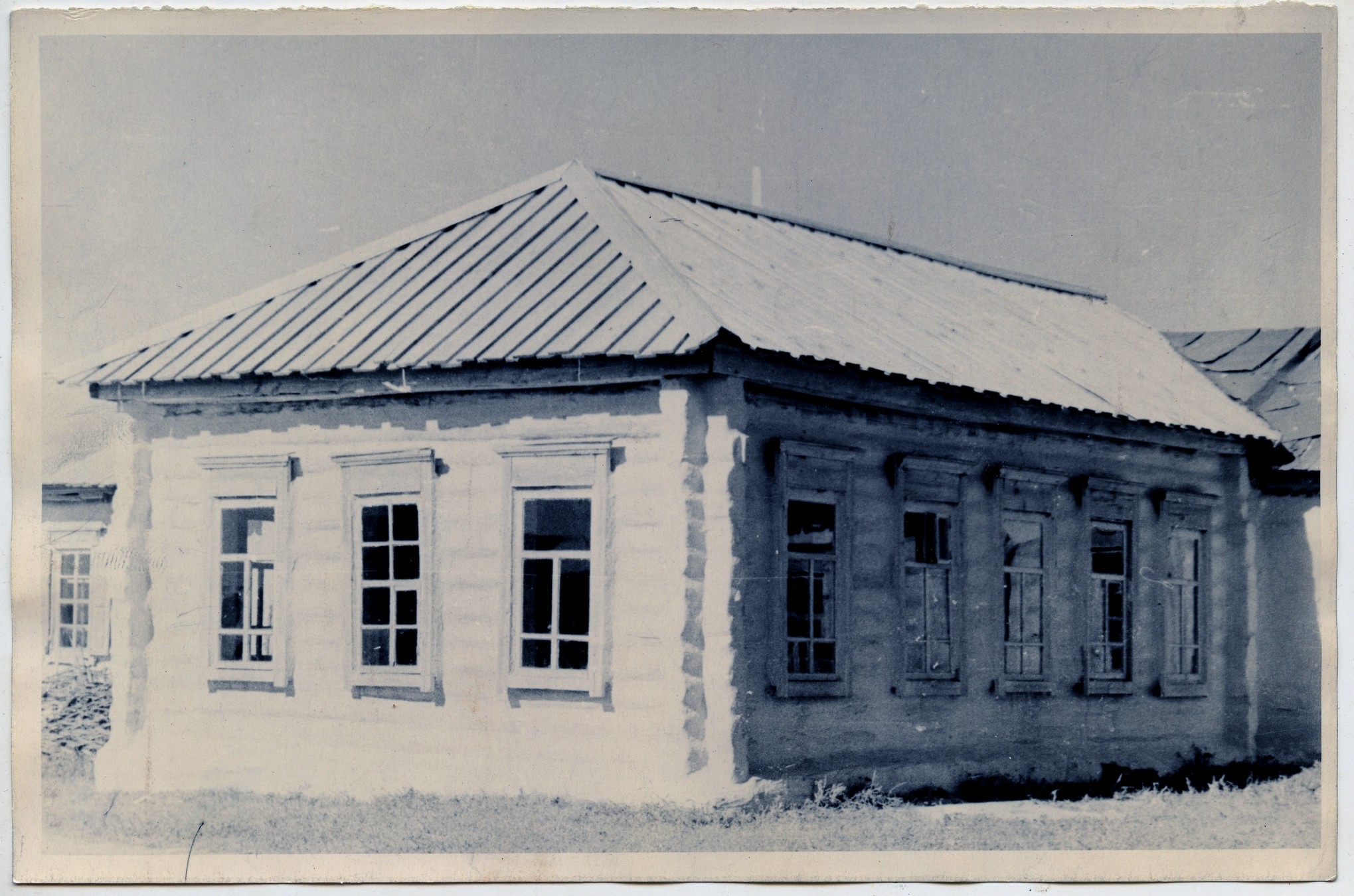 Здание школы в деревне Мустафино