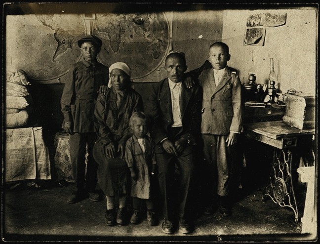 Поэт Зия Ярмяки с семьей 