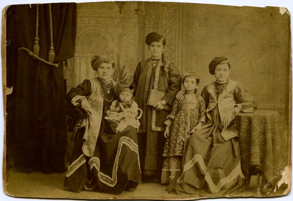 Юная Амина Камбулатовна, княжна Тимбаева в окружении родственниц