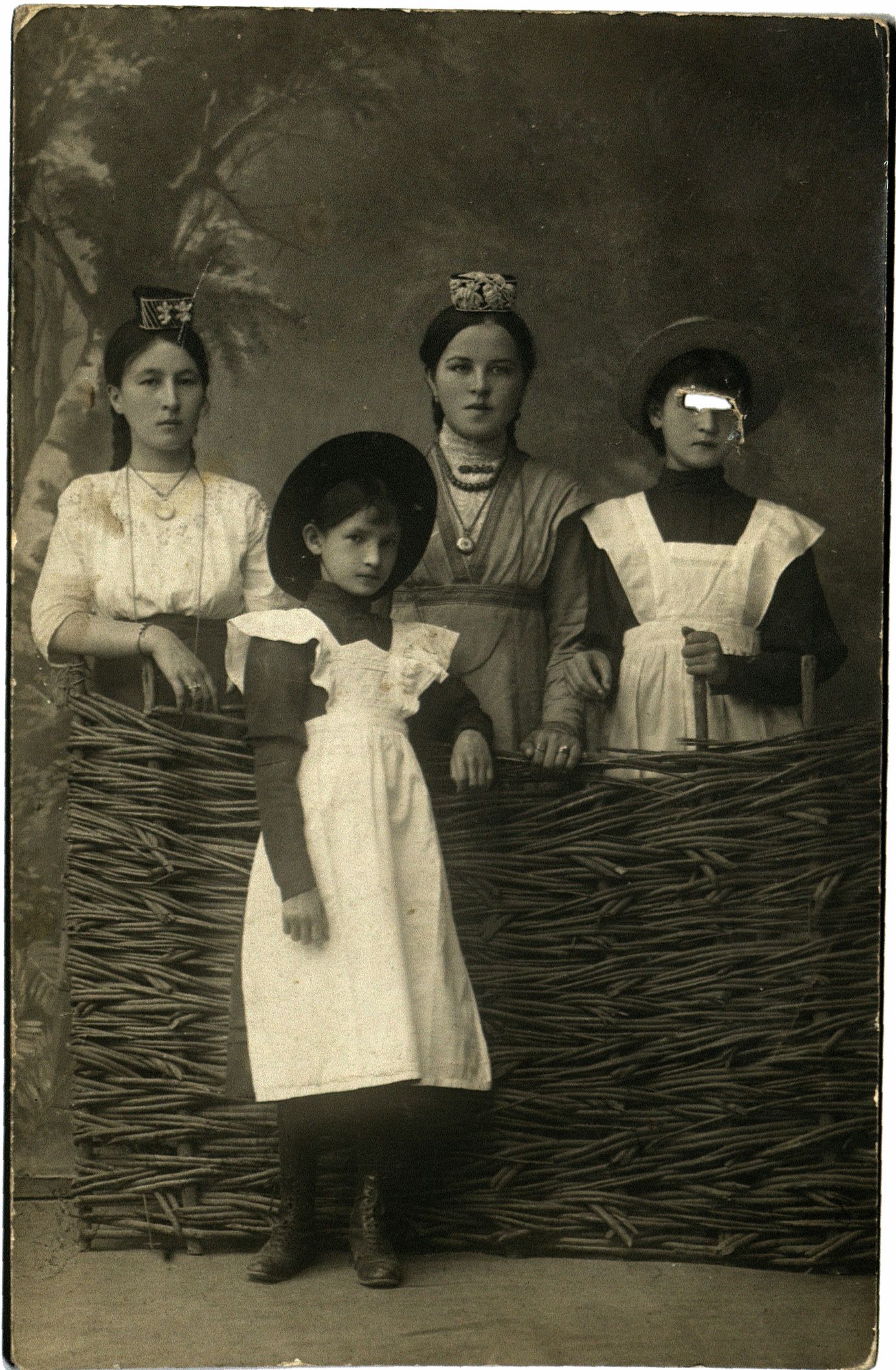 Гимназистки 3-й гимназии Котовой