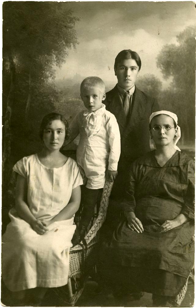 Мадина Сагитова с родственниками