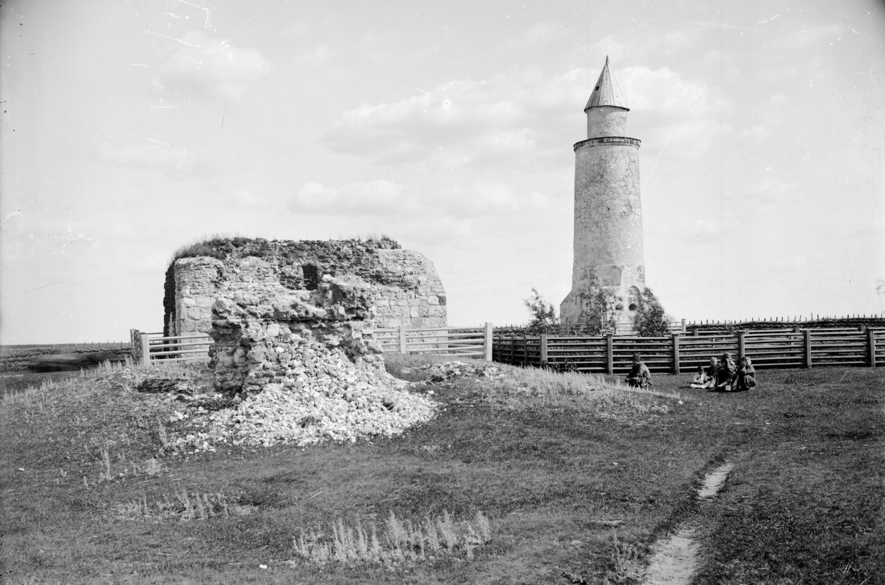 Болгарское городище. Слева - ханская усыпальница. Справа - малый минарет
