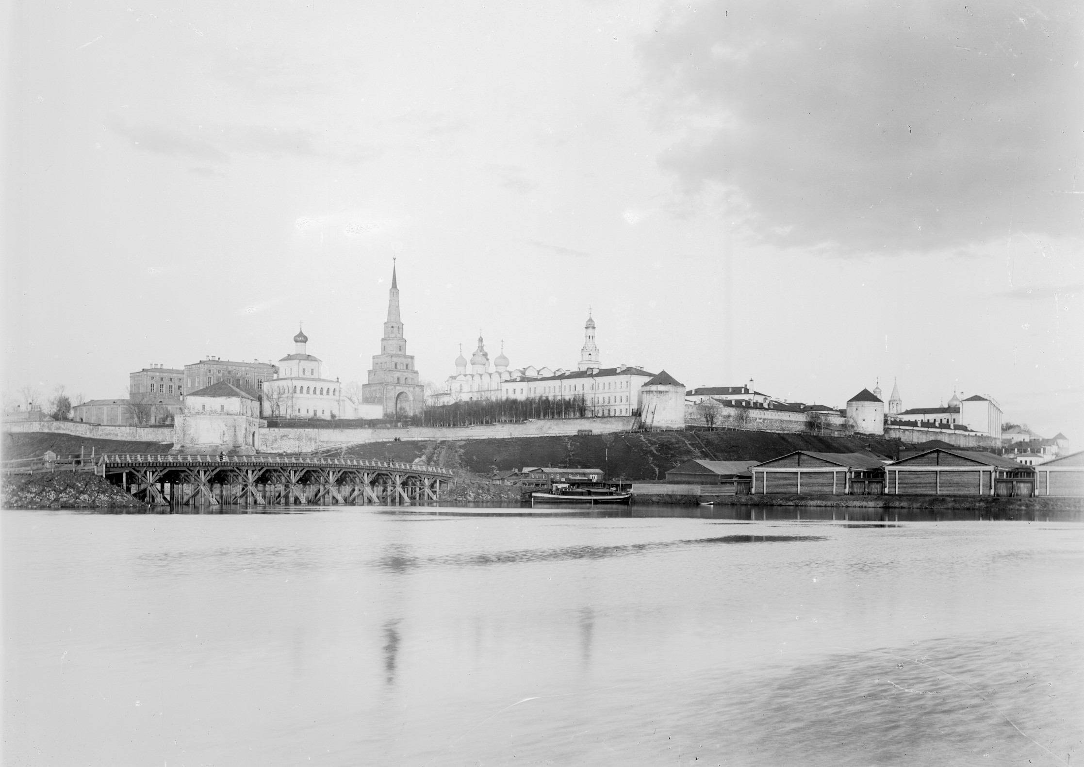 Город Казань. Кремль. Панорамный вид с реки Казанки