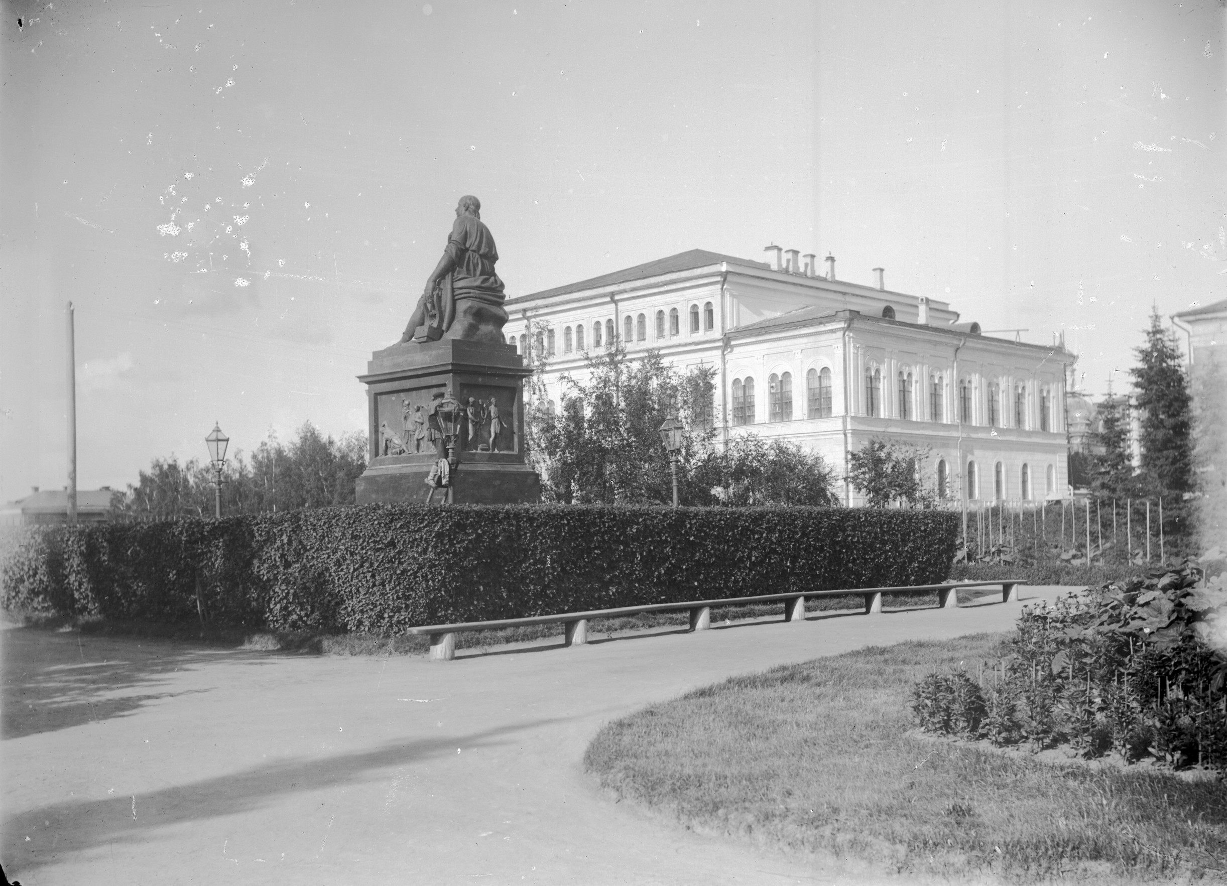 Памятник поэту Гавриилу Романовичу Державину