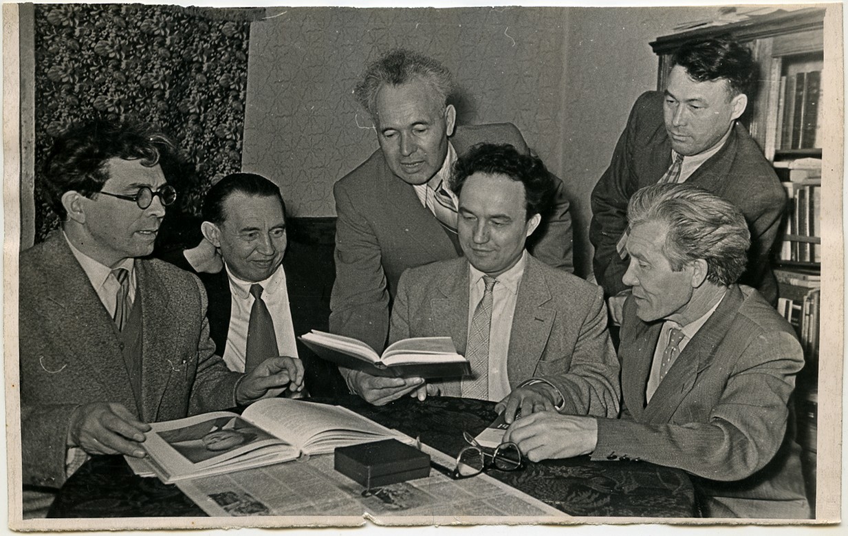 Заки Нури среди писателей