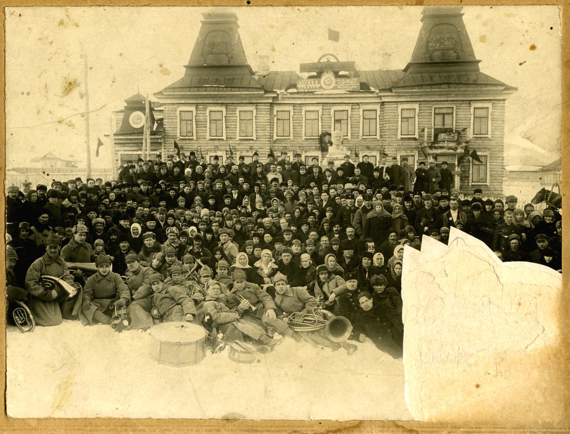 Перед зданием исполнительного комитета Арского кантона