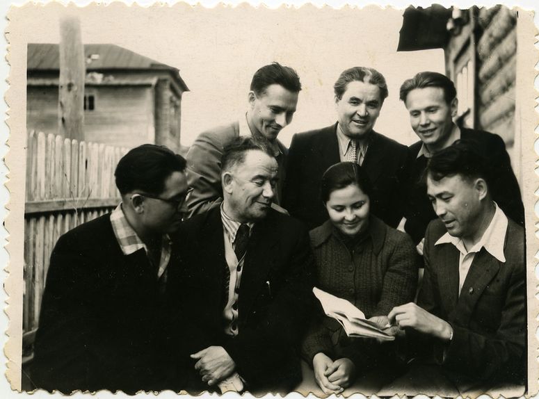 Группа татарских писателей во время проведения литературной недели в Тукаевском районе