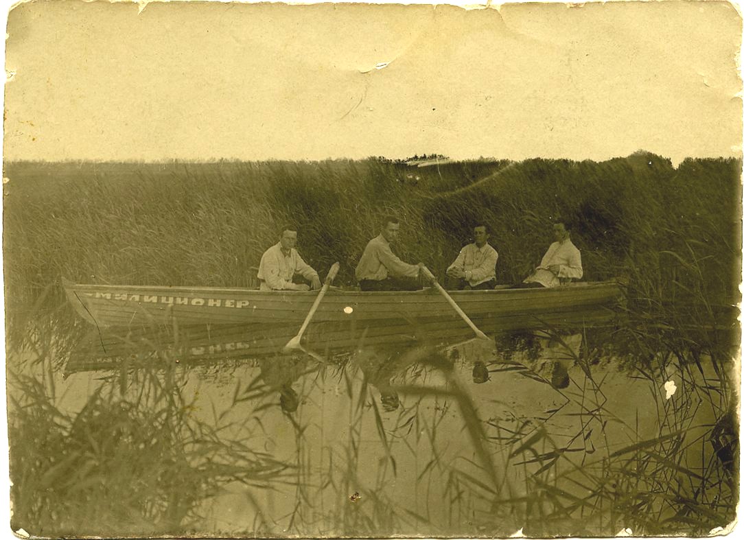 Гумер Баширов в лодке с друзьями и коллегами