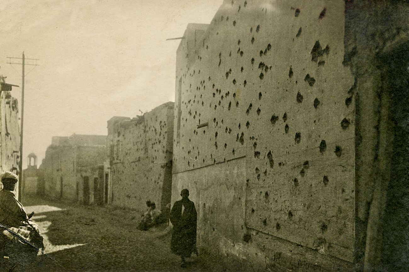 Следы уличных боев в Бухаре
